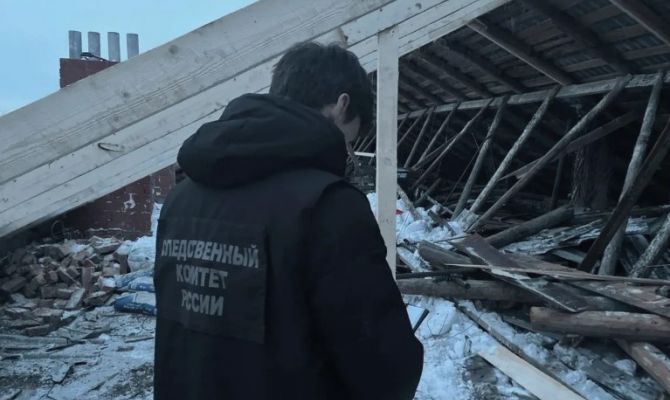 Следователи начали проверку по факту обрушения крыши дома в Донском