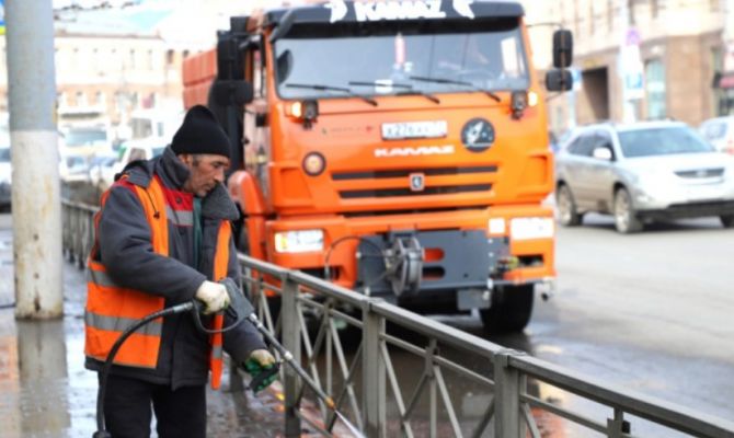 В Туле приступили к мойке тротуаров и уборке смёта с улиц