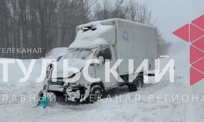 Под Щекино ГАЗель застряла в снегу из-за ДТП