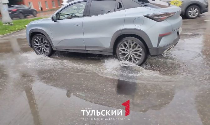 В Пролетарском округе Тулы "бьёт гейзер" из канализации