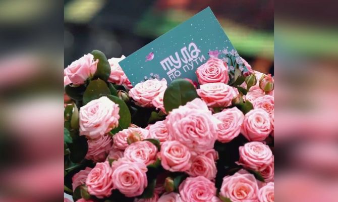 Москвичкам в метро подарили 1000 тульских роз 