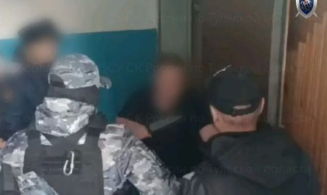 Тулячка ударила клинком ножа судебного пристава