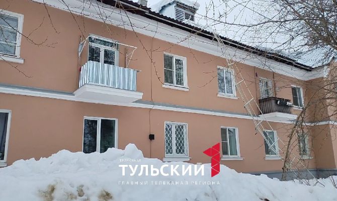 В Туле с крыши дома по улице Николая Руднева упала наледь 