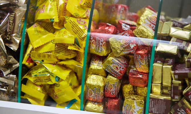 Житель Новомосковска украл 11 наборов шоколадных конфет