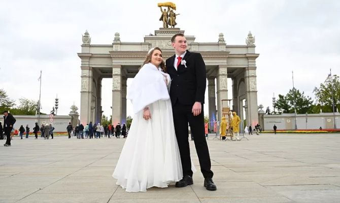 Пара из Тульской области поженилась на выставке-форуме "Россия" в Москве