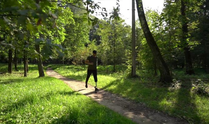 600 метров на протезах: ветеран СВО стал участником полумарафона "Оружейная столица"