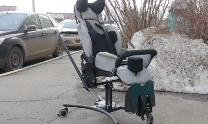 По поручению Алексея Дюмина тулячке передали специализированные кресла-коляски