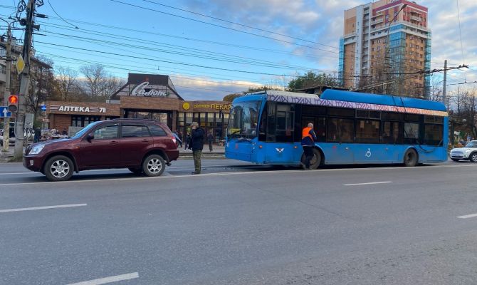 В Туле на проспекте Ленина столкнулись троллейбус и легковушка