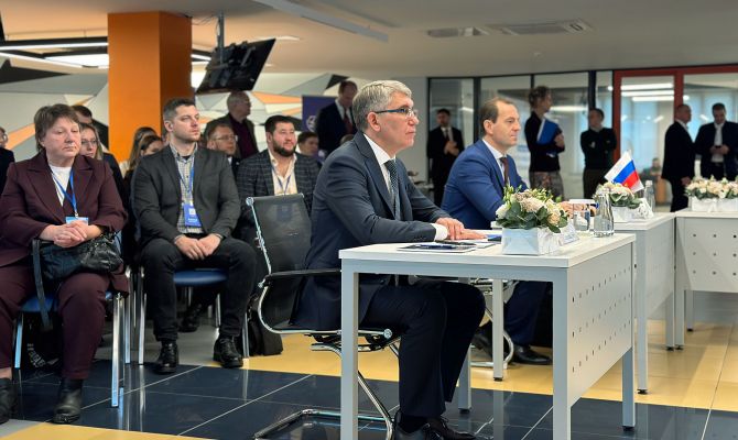 Губернатор Дмитрий Миляев вручил премию имени Николая Макаровца