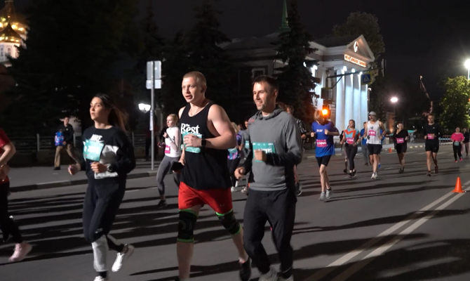 Со светящимися браслетами и фонарем на голове: туляки отправились в забег посреди ночи