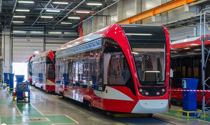 В Санкт-Петербурге показали трамваи "Львенок" для Тулы