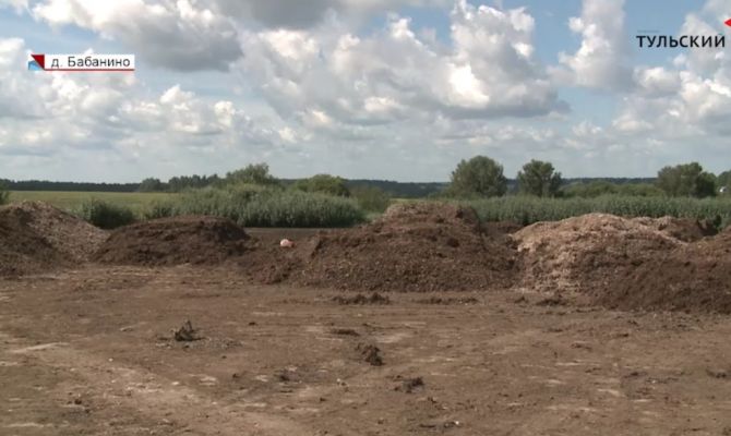 Тульская птицефабрика завалила окрестные поля горами куриного помета