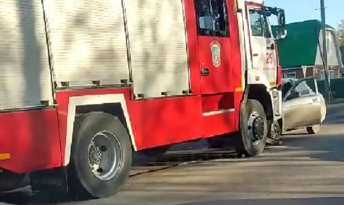 В Новомосковске "Лада" столкнулась с пожарной машиной