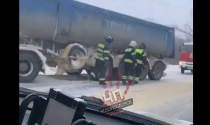 В Новомосковске на дороге столкнулись легковушка, большегруз и микроавтобус