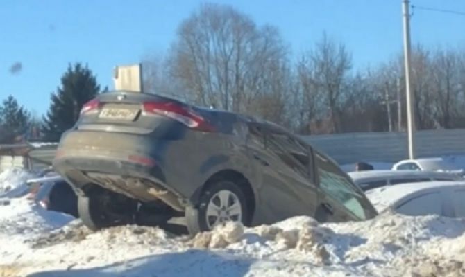 В Новомосковске иномарка вылетела с дороги на парковку