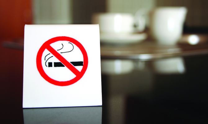 Курящим россиянам могут снижать зарплаты 