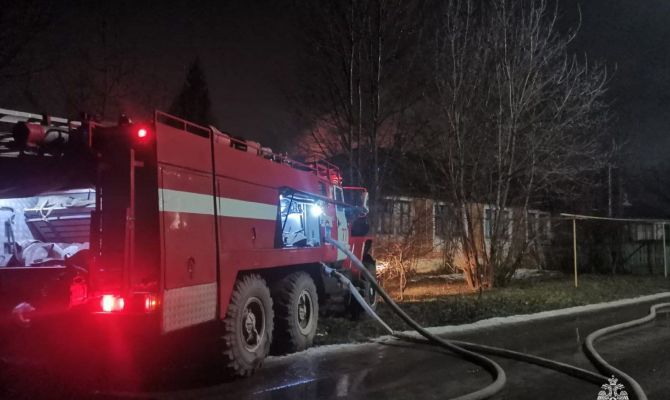 В Тульской области горели три заброшенных здания и квартира