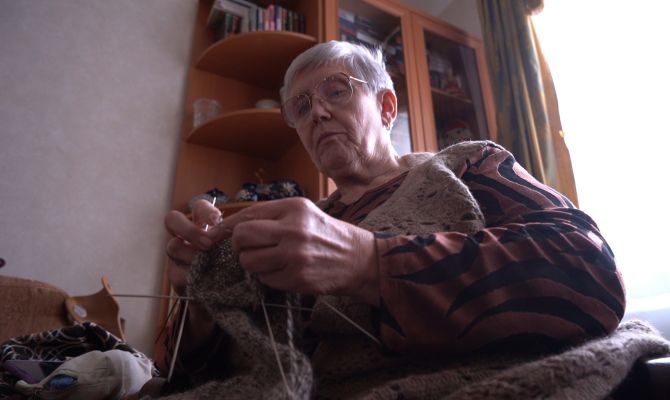 «Чтобы им было тепло»: пенсионерки из Тулы навязали носков на целую роту солдат