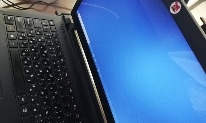 Эксперты советуют заклеивать камеру и микрофон ноутбука