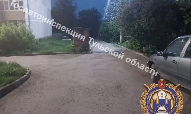 Под Тулой 14-летняя девочка вместе с подружкой упали с электросамоката