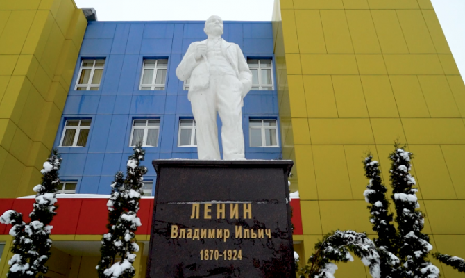 В Новомосковске на детской железной дороге установили отреставрированный памятник Ленину