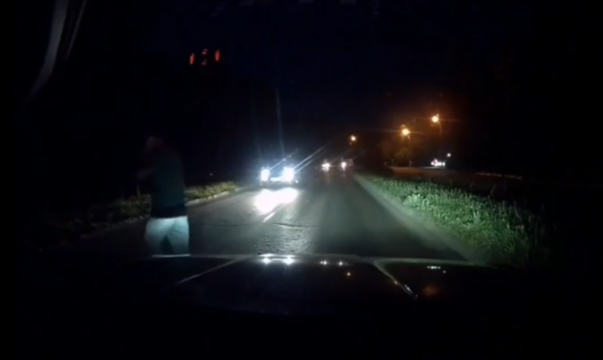 В Новомосковске пешеход чудом не погиб под колесами автомобиля 