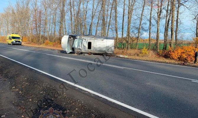 В Новомосковске на дороге опрокинулся микроавтобус