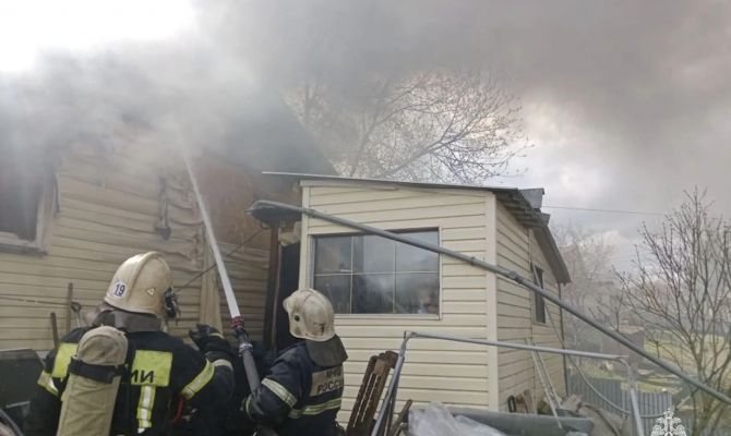 Площадь пожара в жилом доме под Тулой достигла 120 квадратных метров