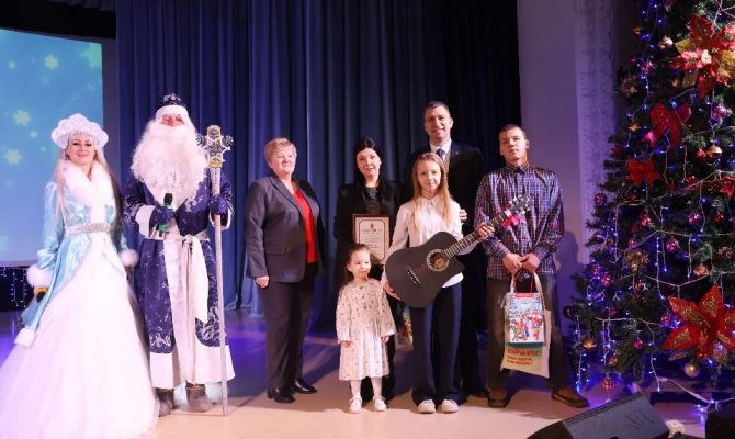 Дмитрий Миляев подарил 11-летней девочке гитару