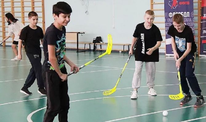 Еще четырем тульским школам вручили клюшки, мячи и манишки