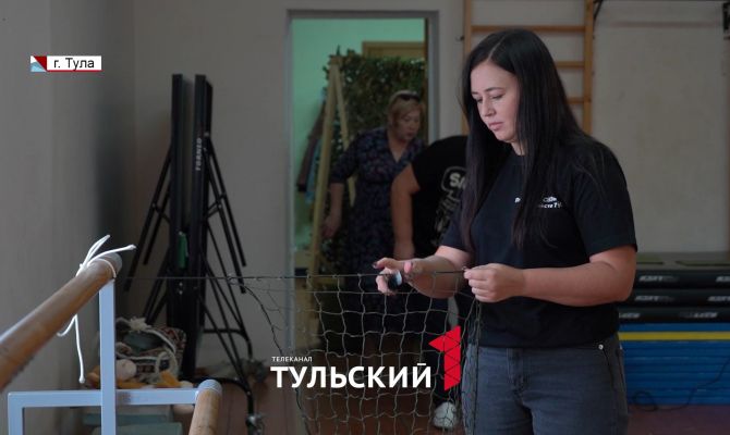 Размером с площадь Ленина: тульские мастерицы плетут маскировочные сети для бойцов СВО