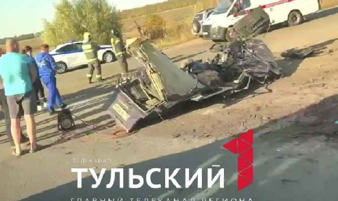 В Веневском районе "Тонар" расплющил "четверку"