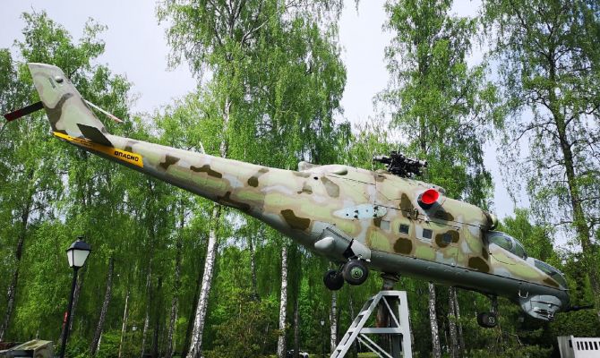Отреставрированный заключенными вертолет МИ-8 установили в новомосковском парке