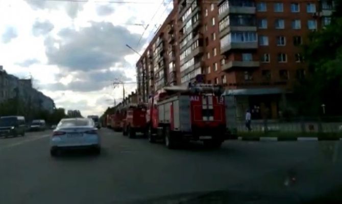 Возле Выставочного зала в Туле стоят 8 пожарных машин