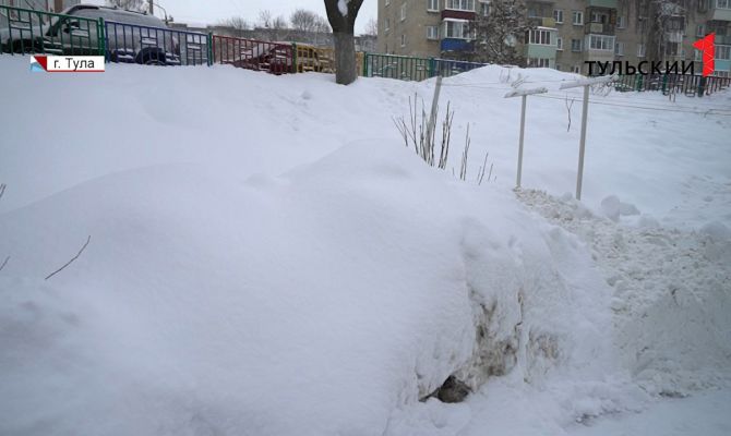 В Туле управляющая компания свезла убранный снег в соседний двор