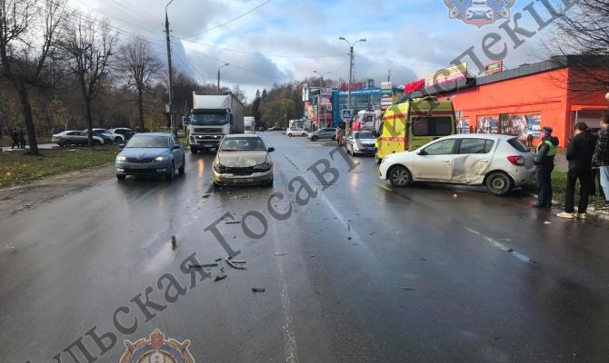 В Новомосковске водитель Renault Sandero на развороте столкнулась с Daewoo Nexia