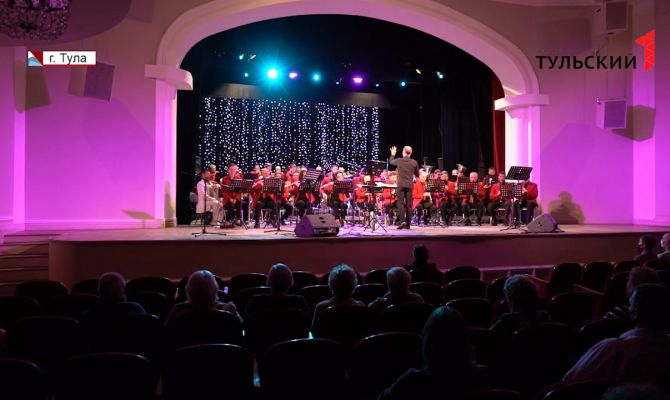 Губернаторский духовой оркестр выступил в Туле с известным баянистом-виртуозом