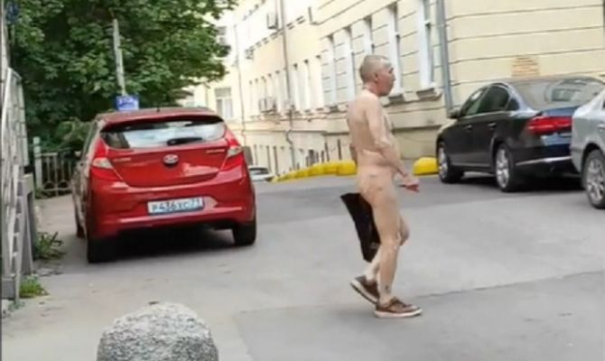 По улице Льва Толстого в Туле прогулялся голый мужчина