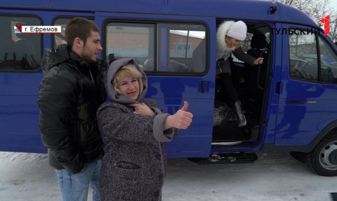 Трем многодетным семьям из Тульской области Алексей Дюмин подарил машины 