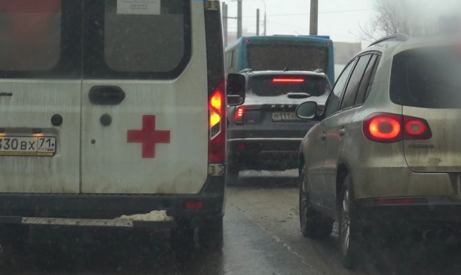 Остановиться или нарушить: тулякам рассказали, как правильно пропускать скорую помощь на дороге