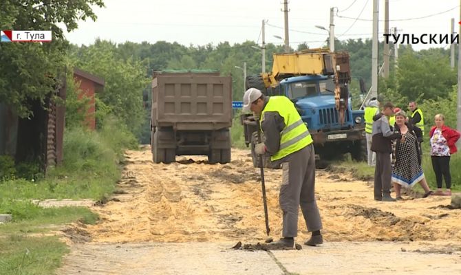 «Бетонные плиты меняют на щебень»: жители улицы Бежковской в Туле удивлены ремонтом дорог