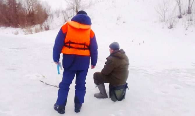 В МЧС объяснили, как на глаз определить толщину льда на водоемах