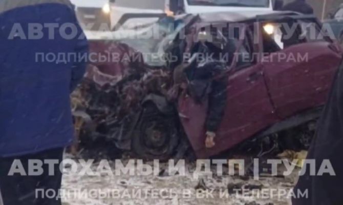 22-летний водитель "девятки" погиб в лобовом столкновении с "Газелью" в Тульской области