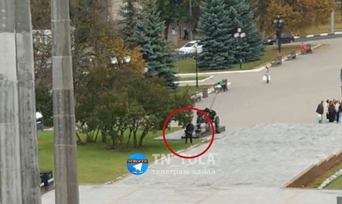 Туляк справил малую нужду на Площади Победы