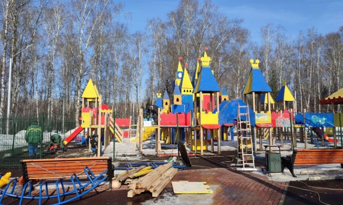 В Центральном парке Тулы демонтируют игровой комплекс