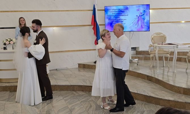 В Туле прожившая 50 лет вместе пара дала напутствие молодоженам