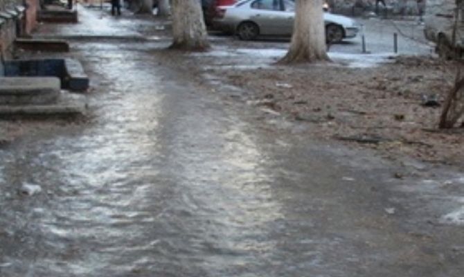 Жители Новомосковска пожаловались на "каток" на улицах города