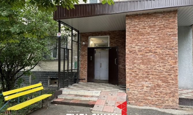 В доме на улице Ложевой спасают застрявшего в вентиляции котенка