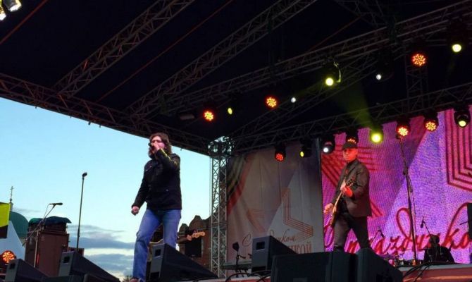 На площади Ленина в Туле поют песни Победы. Фото