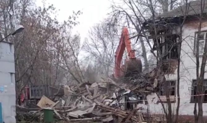 На улице Дементьева в Туле сносят заброшенный барак